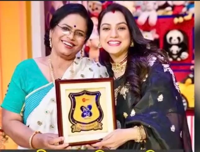 riturai banerjee with her mom